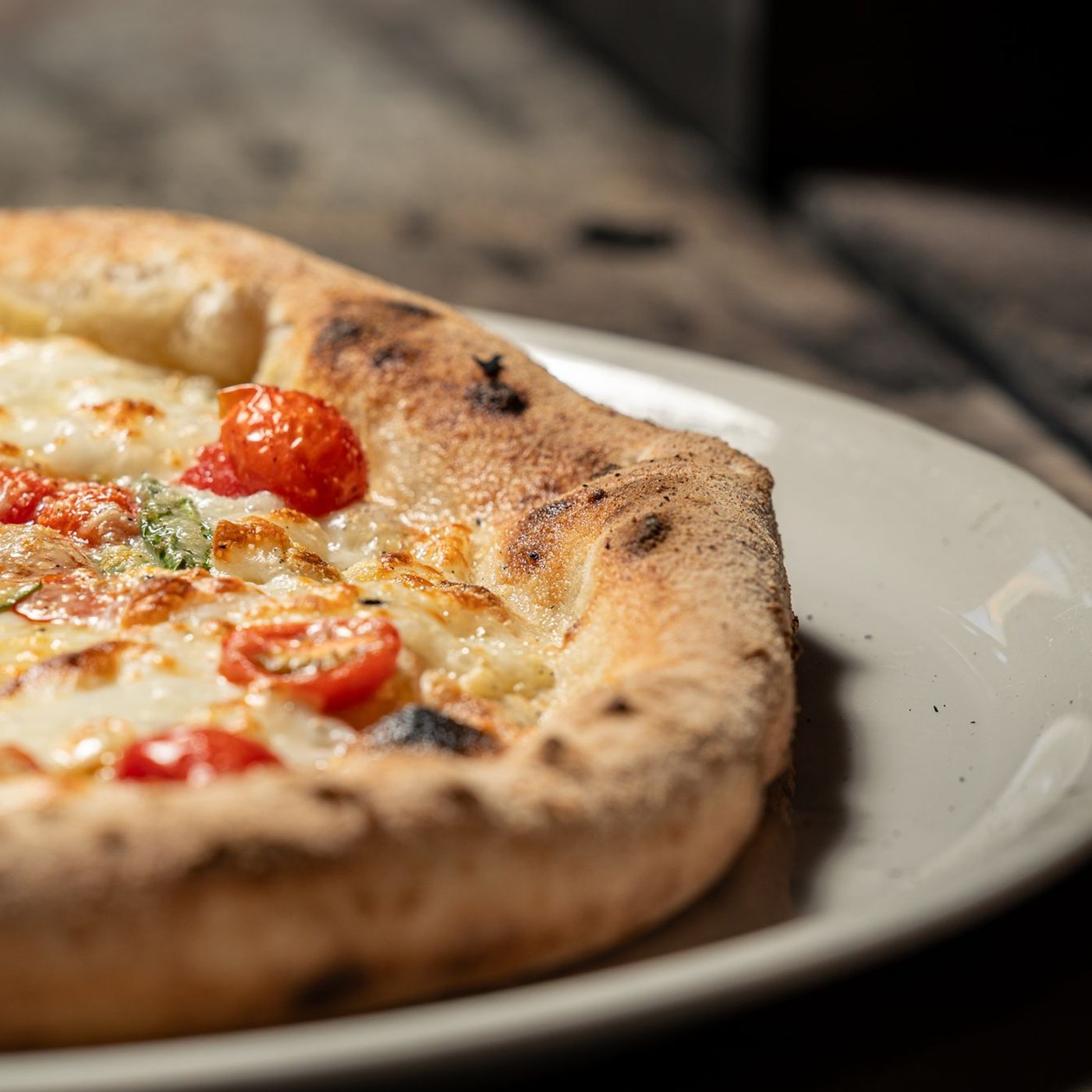 Pizza Margherita servita su un tavolo rustico